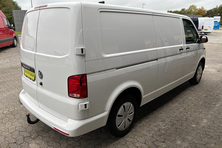 Hvid VW Transporter fra 2023
