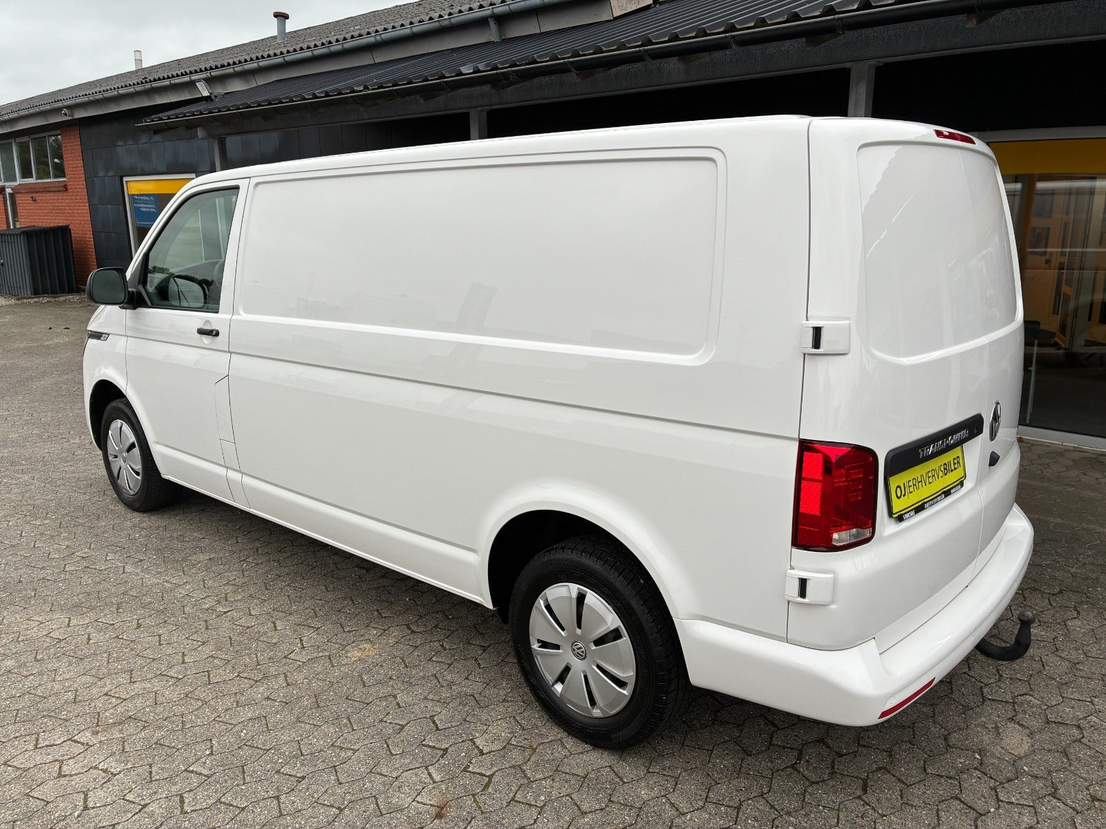 Hvid VW Transporter fra 2023