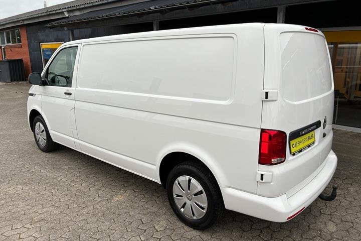 Hvid VW Transporter fra 2023