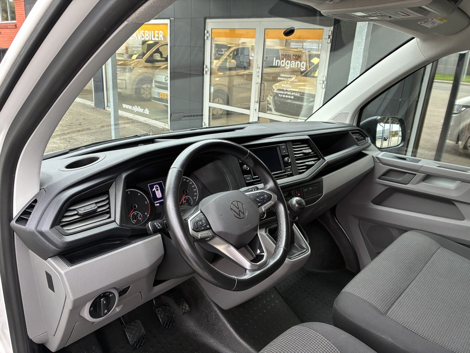 Hvid VW Transporter fra 2023