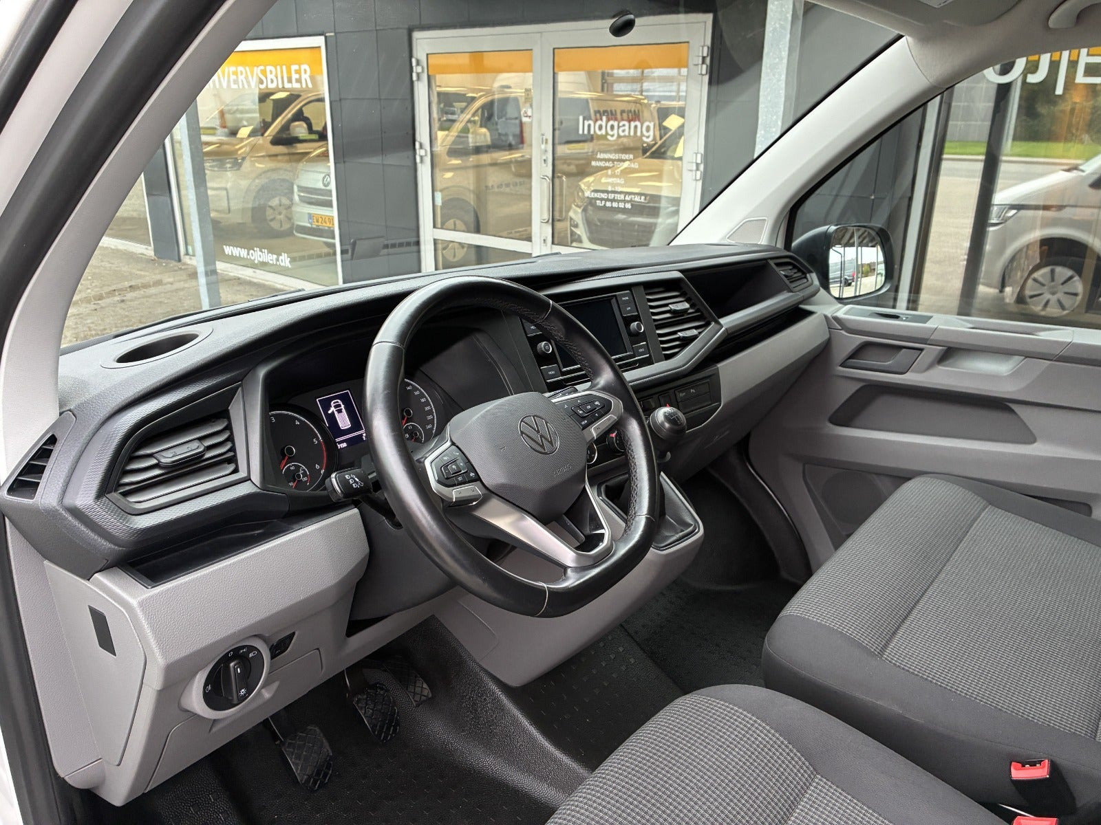 Hvid VW Transporter fra 2023