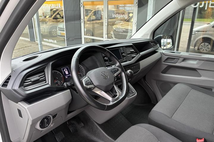 Hvid VW Transporter fra 2023