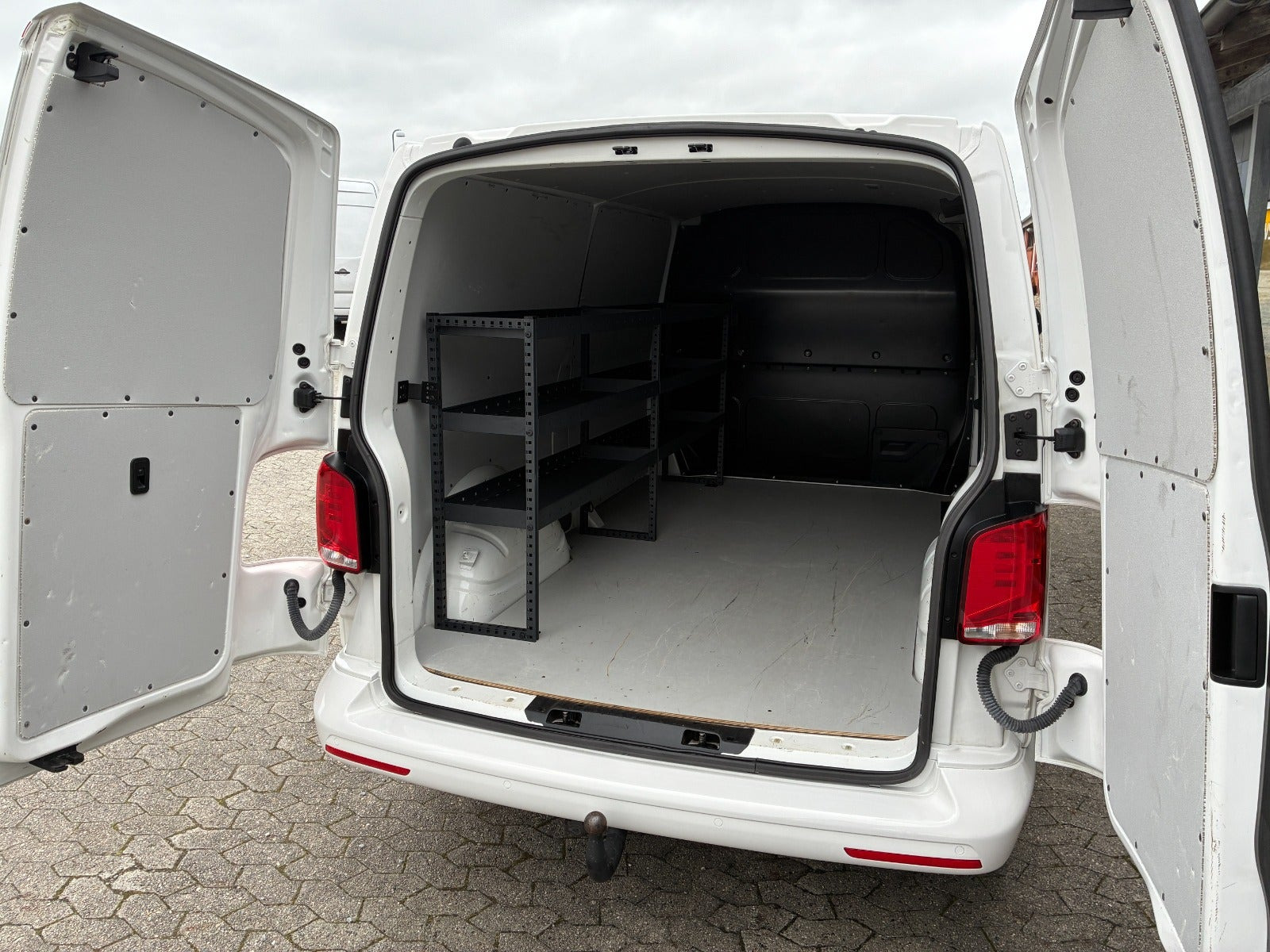 Hvid VW Transporter fra 2023