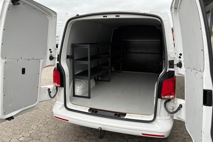 Hvid VW Transporter fra 2023