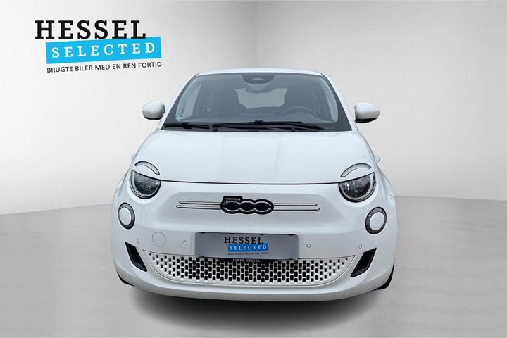 Hvid Fiat 500e fra 2024