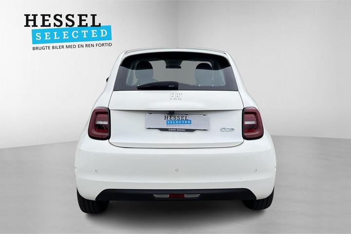 Hvid Fiat 500e fra 2024