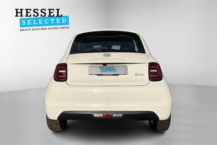 Hvid Fiat 500e fra 2024