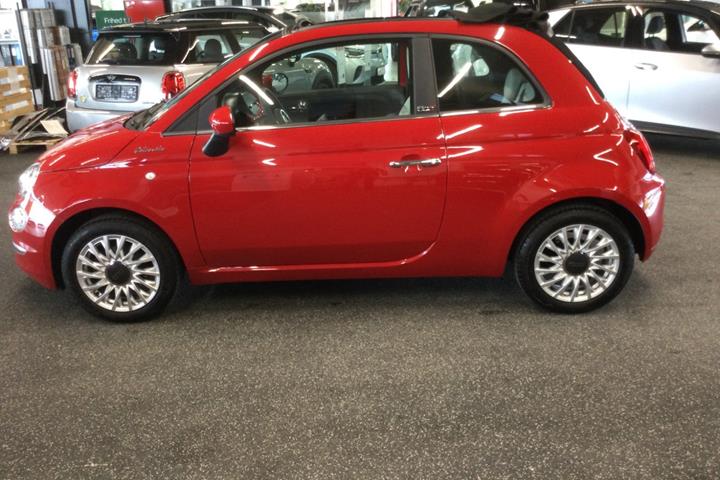 Rød Fiat 500C fra 2021