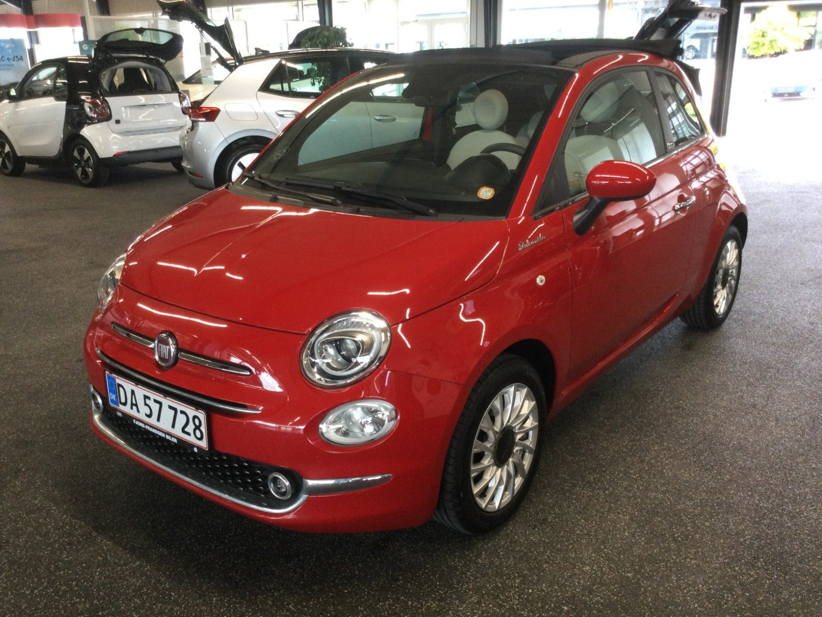 Rød Fiat 500C fra 2021