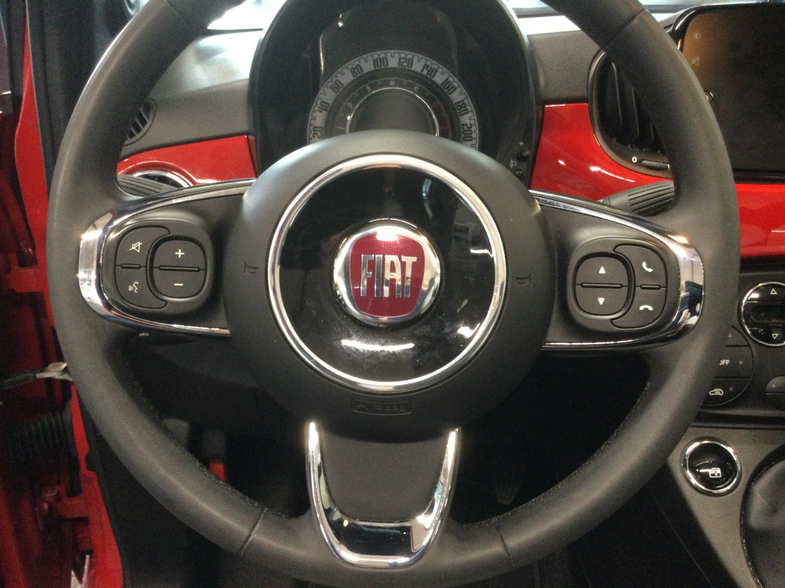 Rød Fiat 500C fra 2021