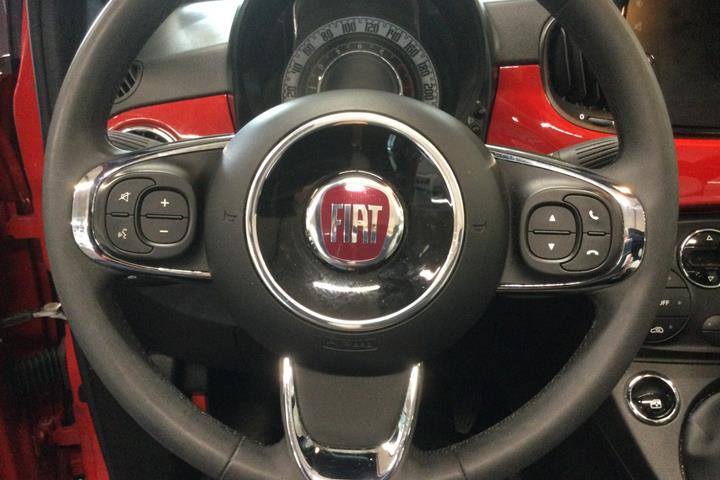 Rød Fiat 500C fra 2021