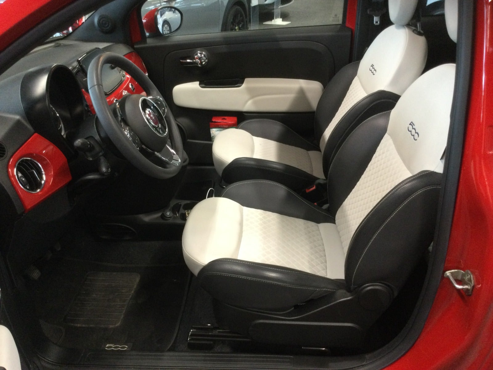 Rød Fiat 500C fra 2021