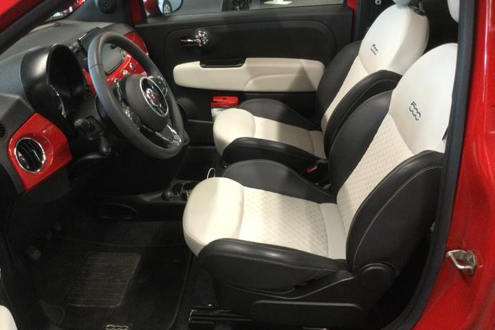 Rød Fiat 500C fra 2021