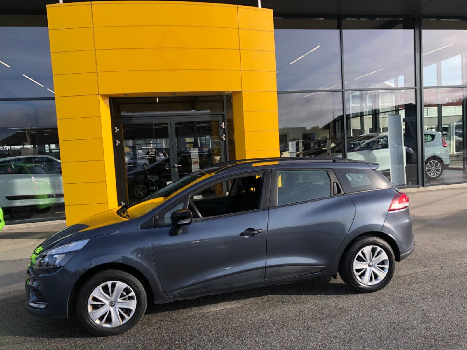Grå Renault Clio IV fra 2017