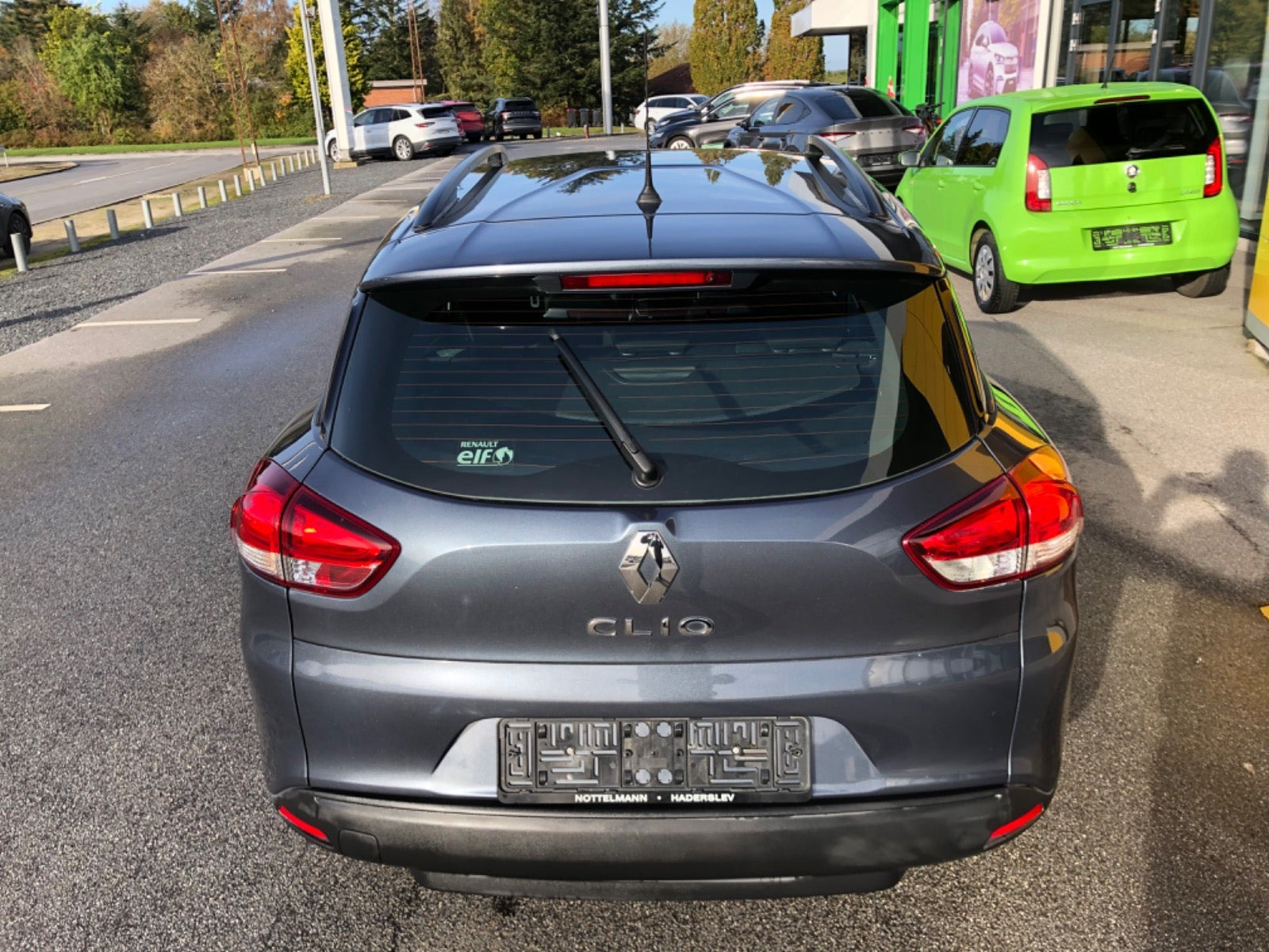 Grå Renault Clio IV fra 2017