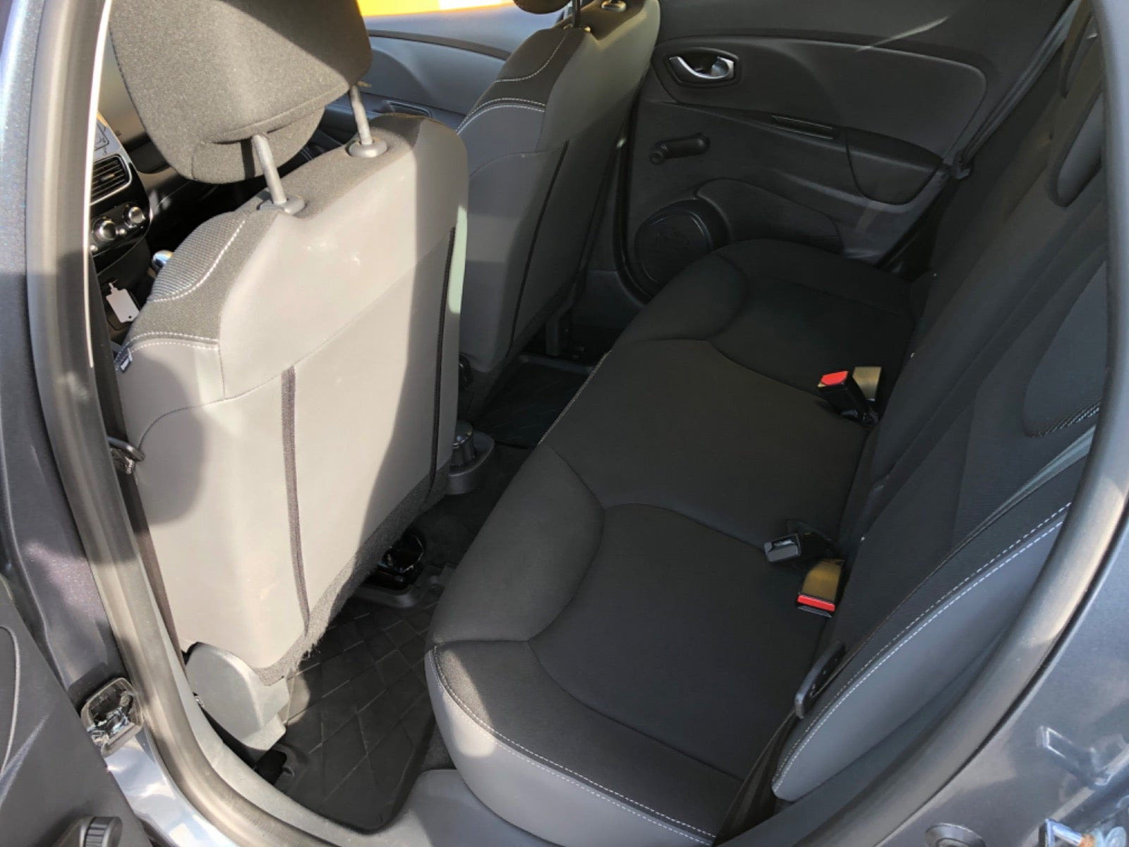 Grå Renault Clio IV fra 2017