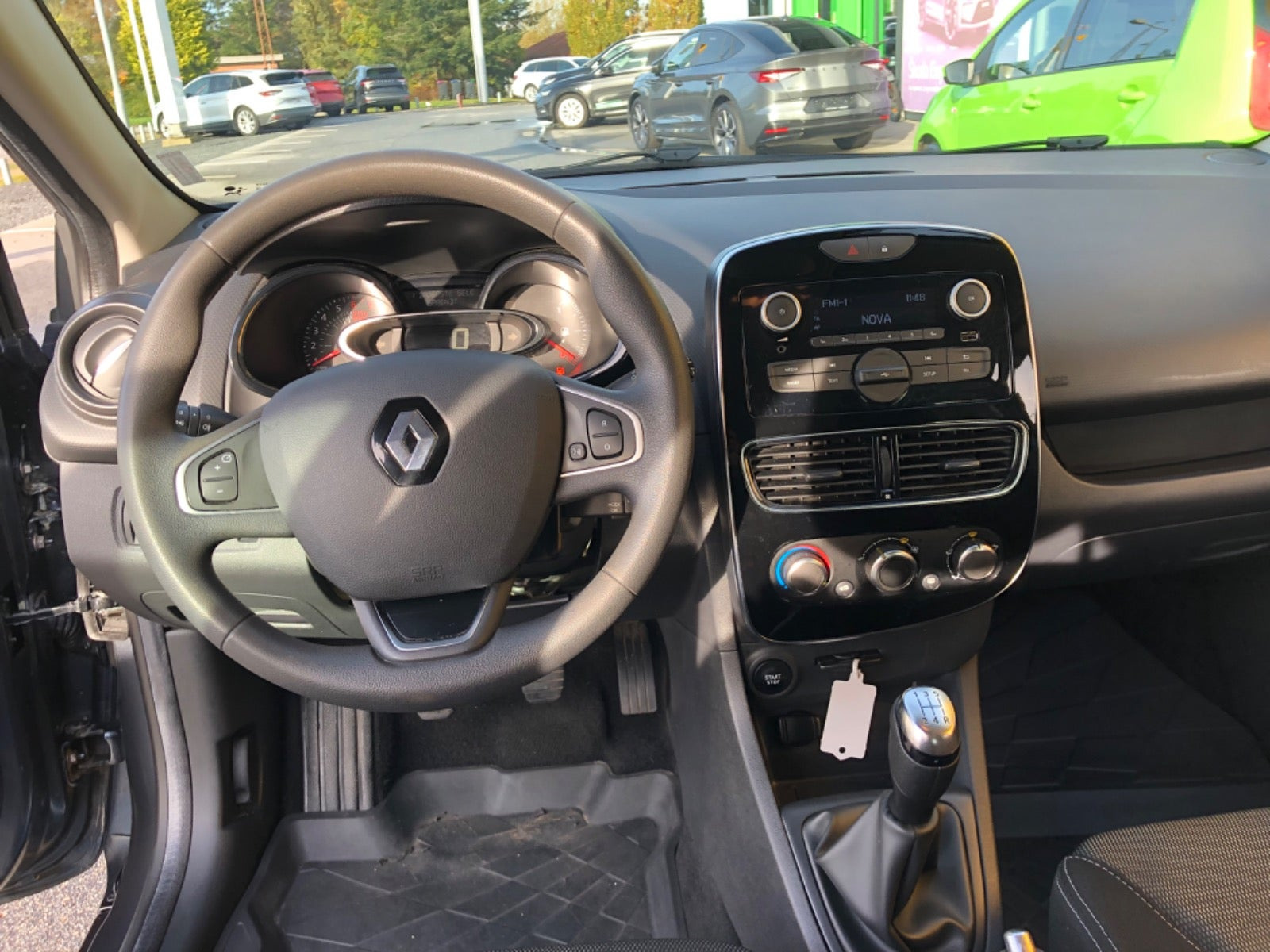 Grå Renault Clio IV fra 2017