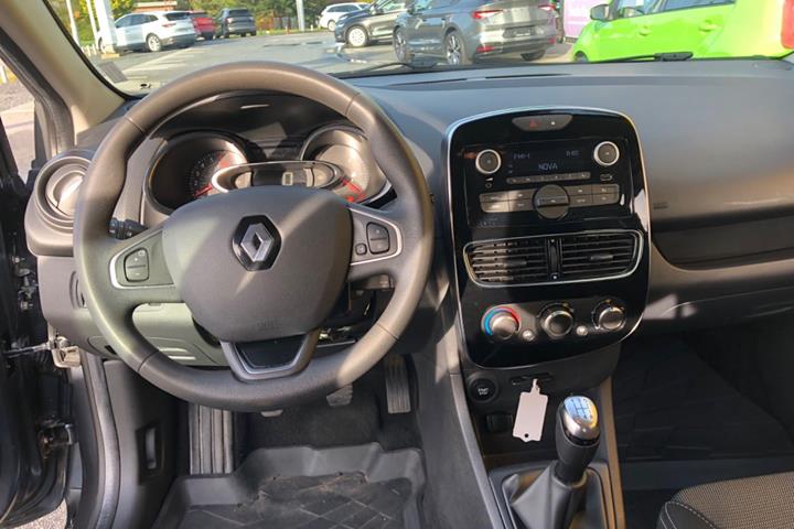 Grå Renault Clio IV fra 2017
