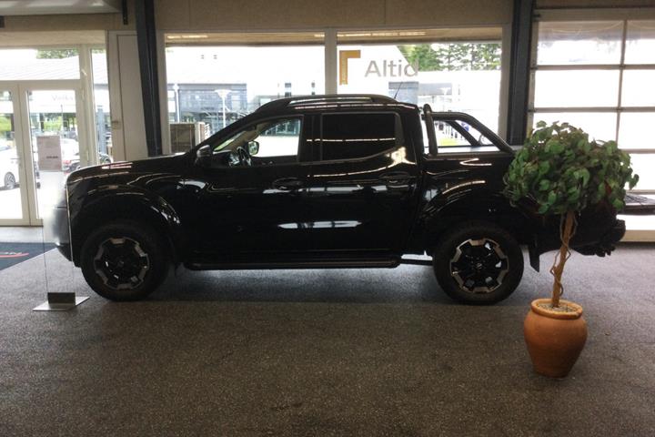 Sort Nissan Navara fra 2021