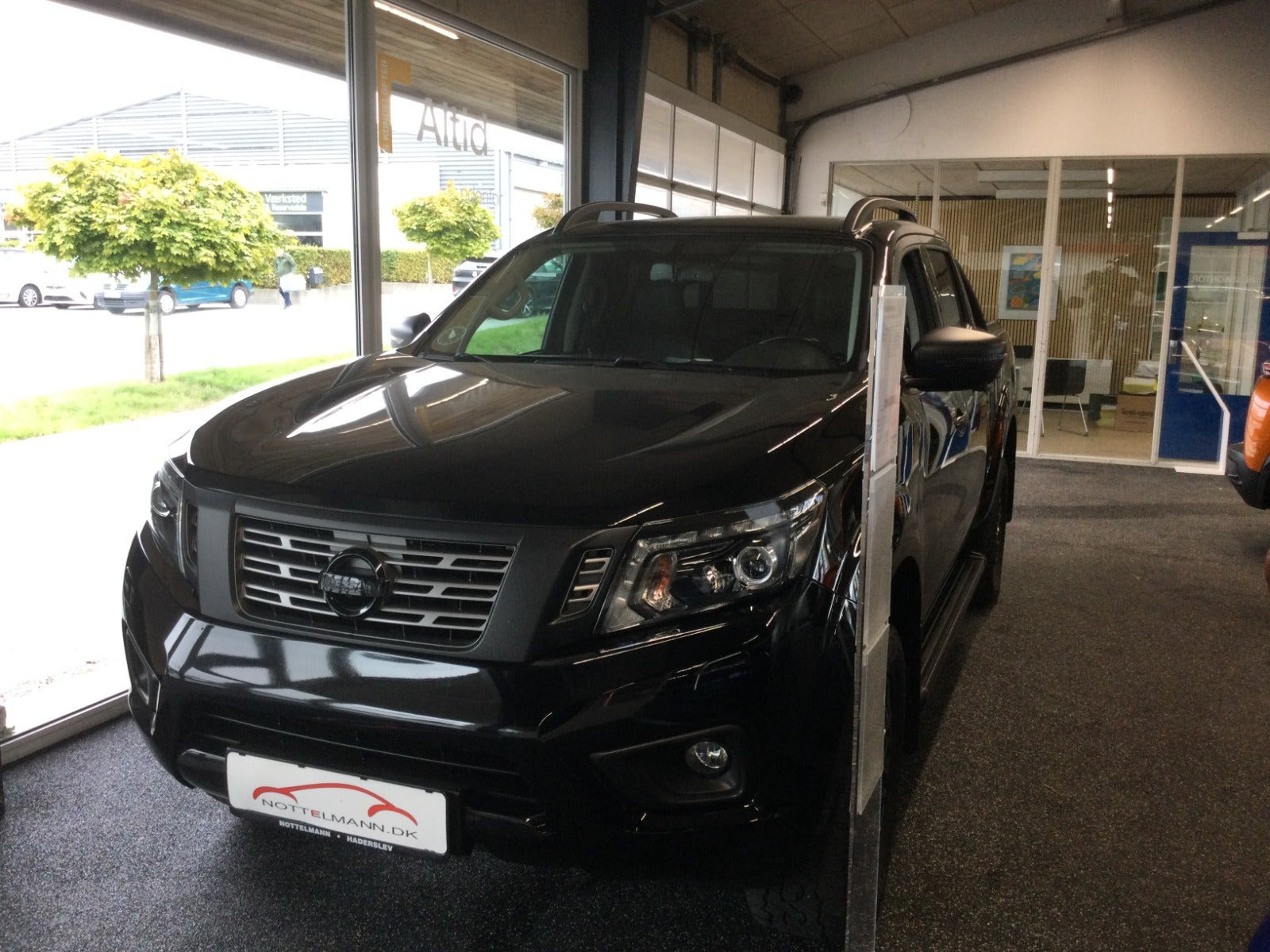 Sort Nissan Navara fra 2021