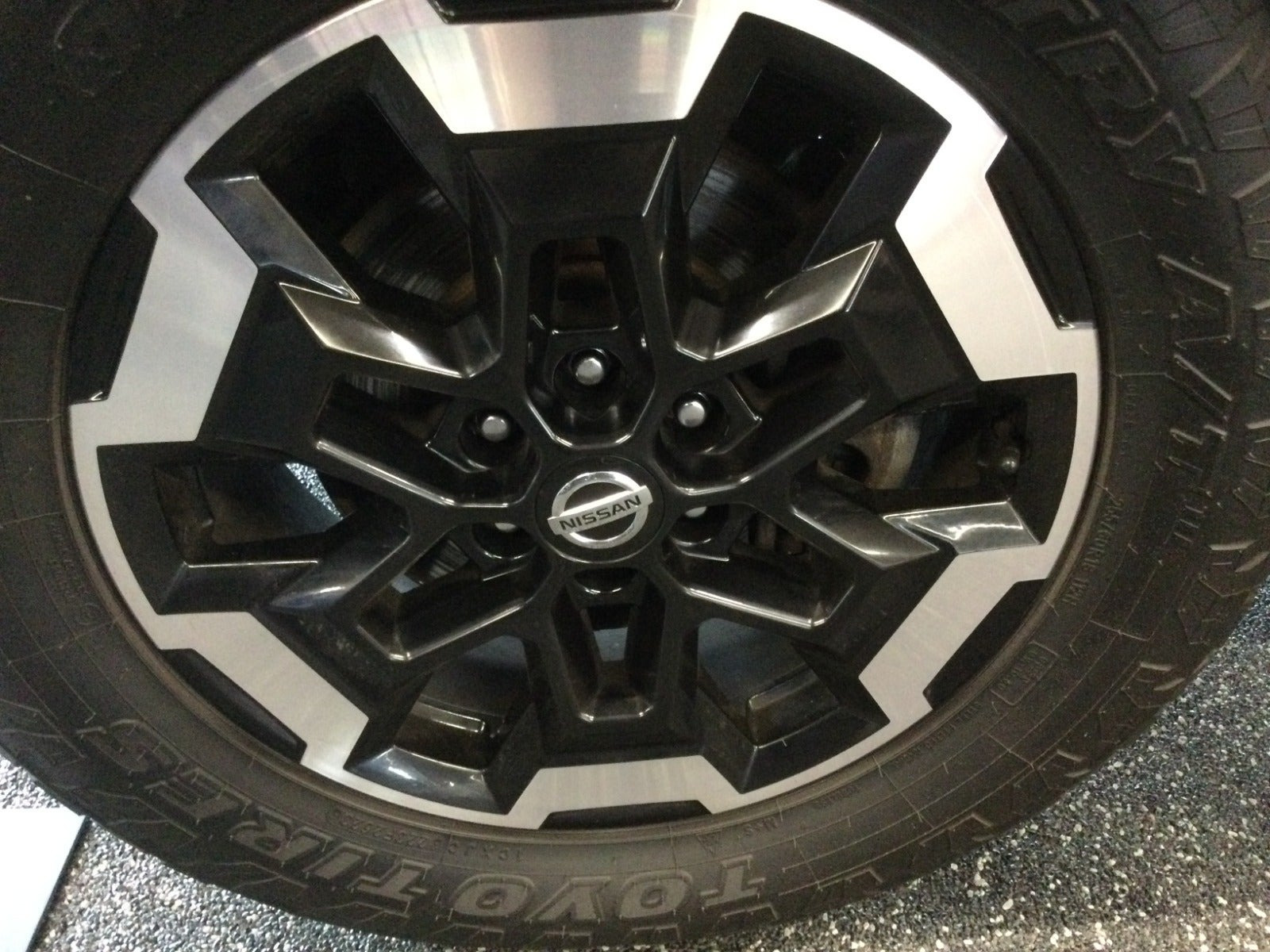 Sort Nissan Navara fra 2021