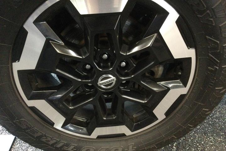 Sort Nissan Navara fra 2021