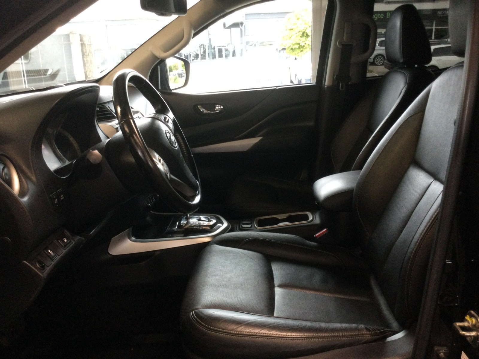 Sort Nissan Navara fra 2021