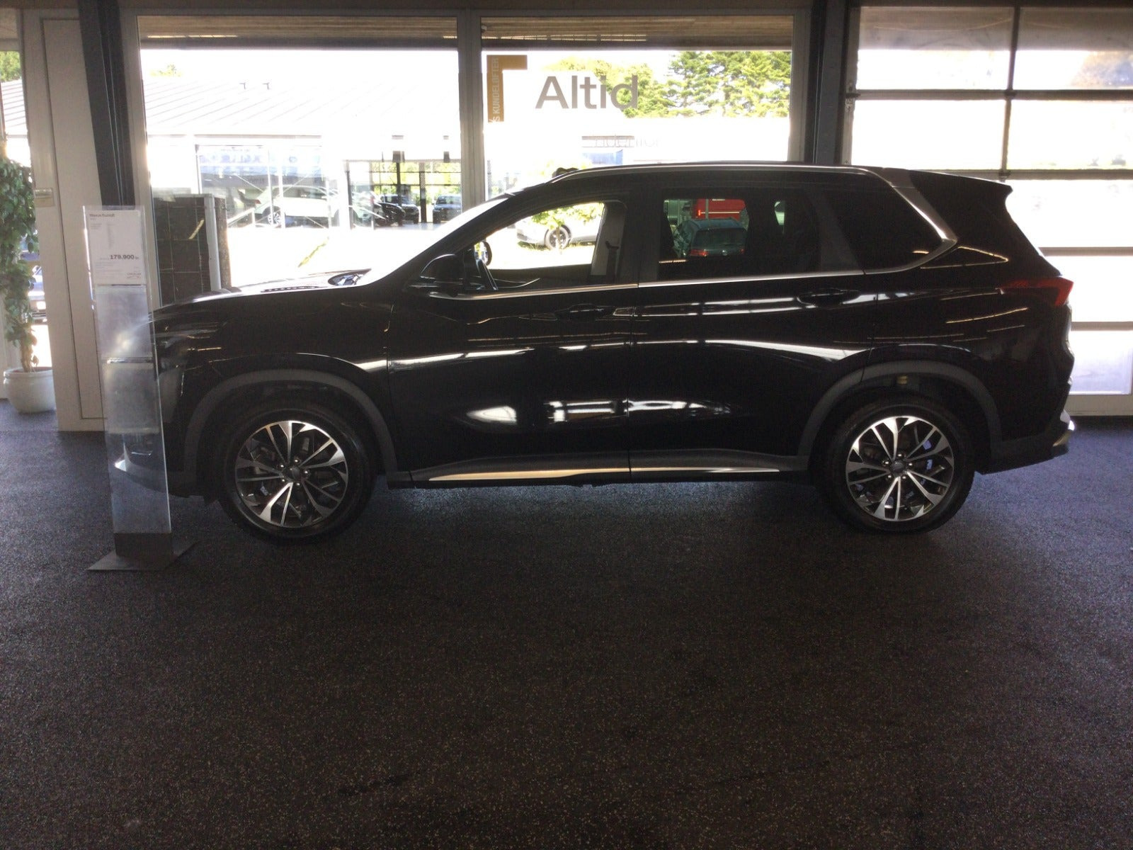 Maxus Euniq6