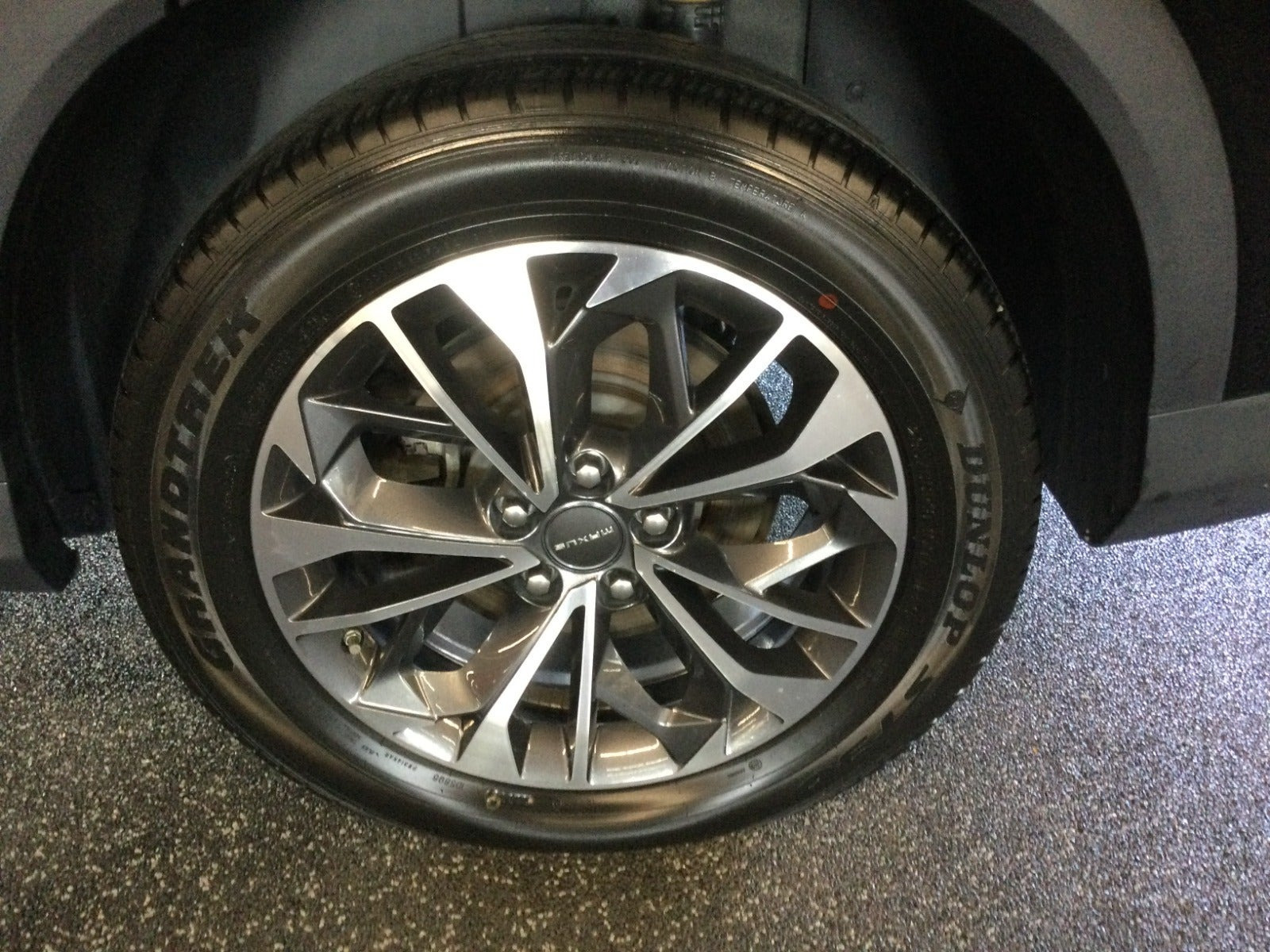 Sort Maxus Euniq6 fra 2022