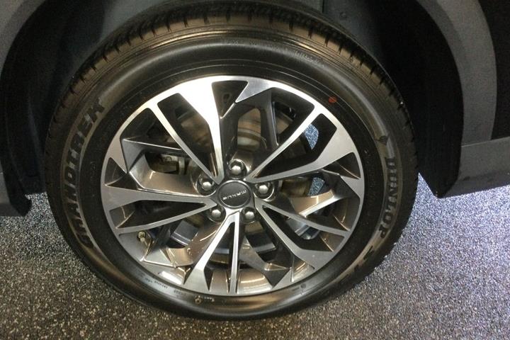 Sort Maxus Euniq6 fra 2022
