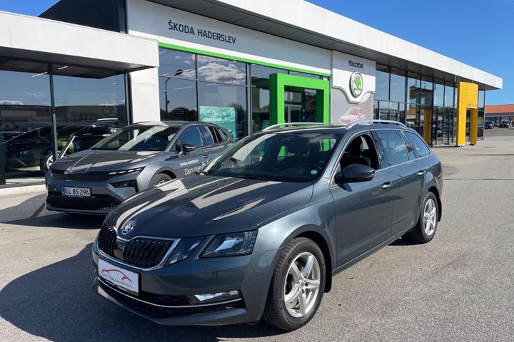 Grå Skoda Octavia fra 2020