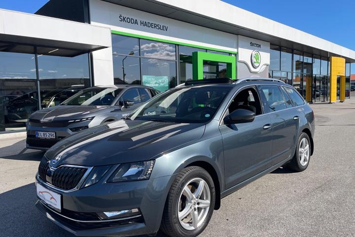 Grå Skoda Octavia fra 2020