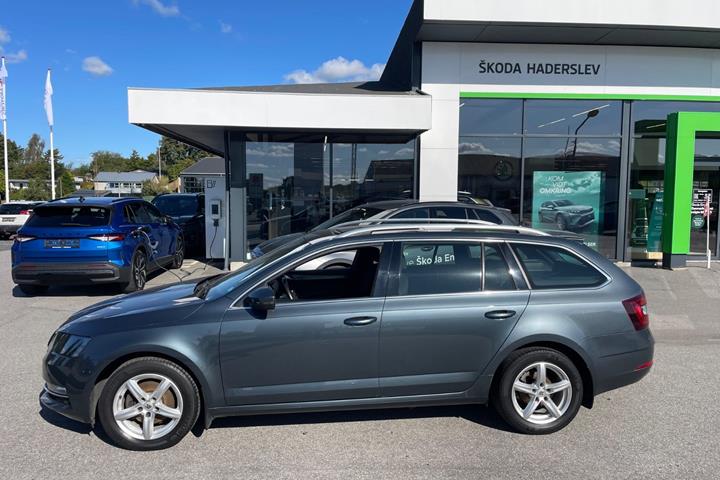 Grå Skoda Octavia fra 2020