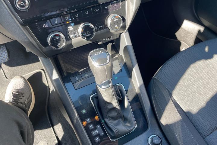 Grå Skoda Octavia fra 2020