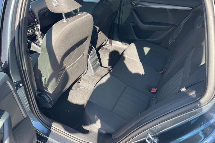 Grå Skoda Octavia fra 2020