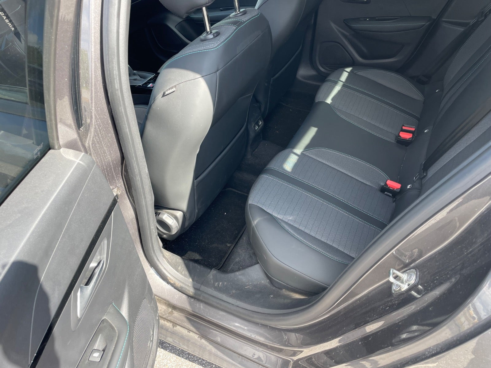 Grå Peugeot 208 fra 2021
