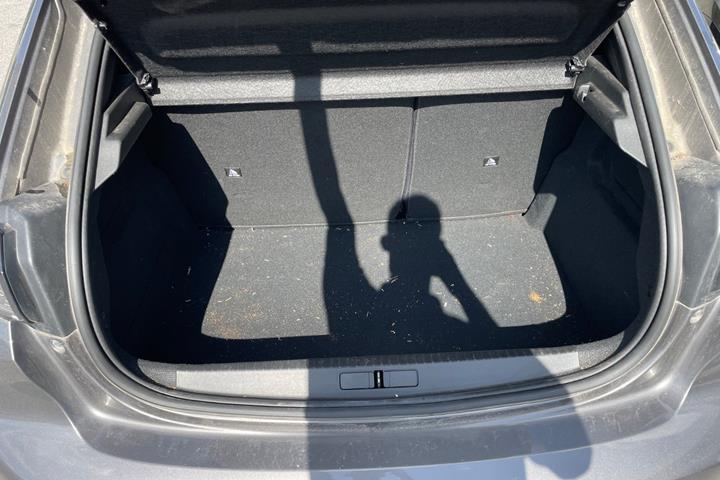 Grå Peugeot 208 fra 2021