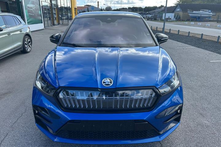 Blå Skoda Enyaq fra 2023
