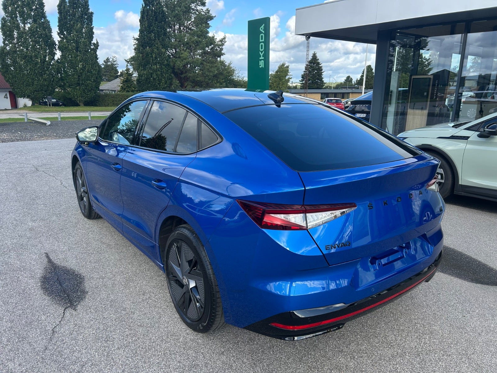 Blå Skoda Enyaq fra 2023