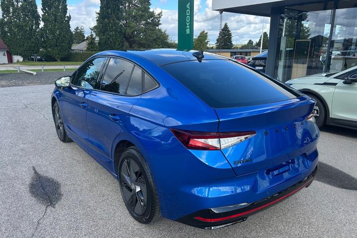 Blå Skoda Enyaq fra 2023