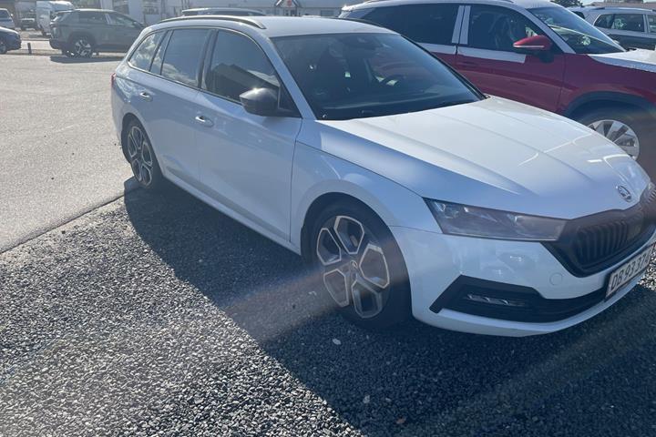 Hvid Skoda Octavia fra 2021