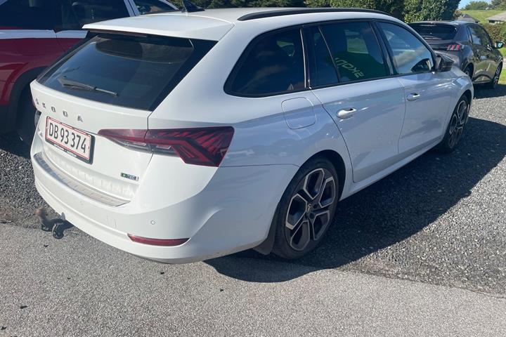 Hvid Skoda Octavia fra 2021