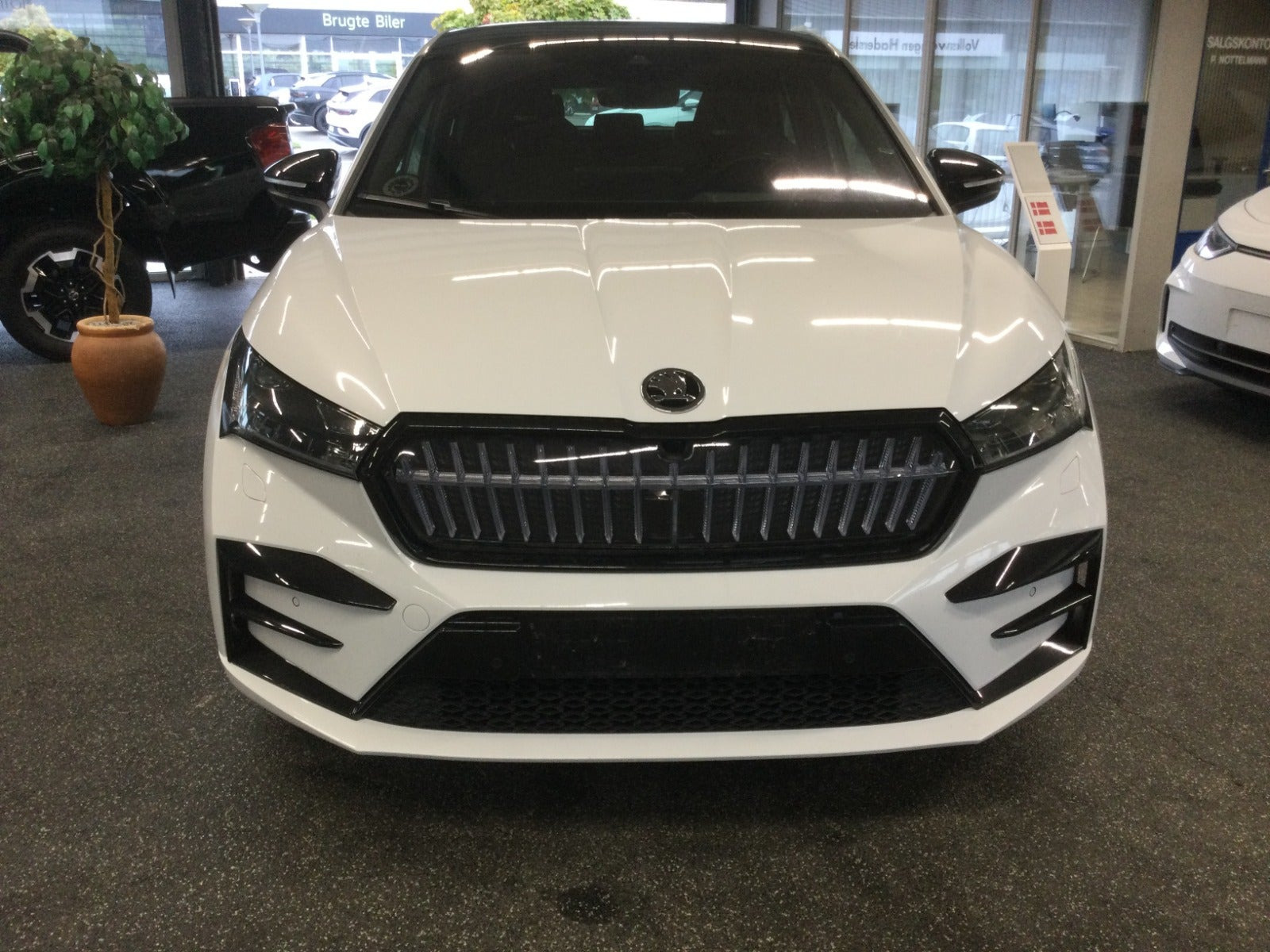 Hvid Skoda Enyaq fra 2023