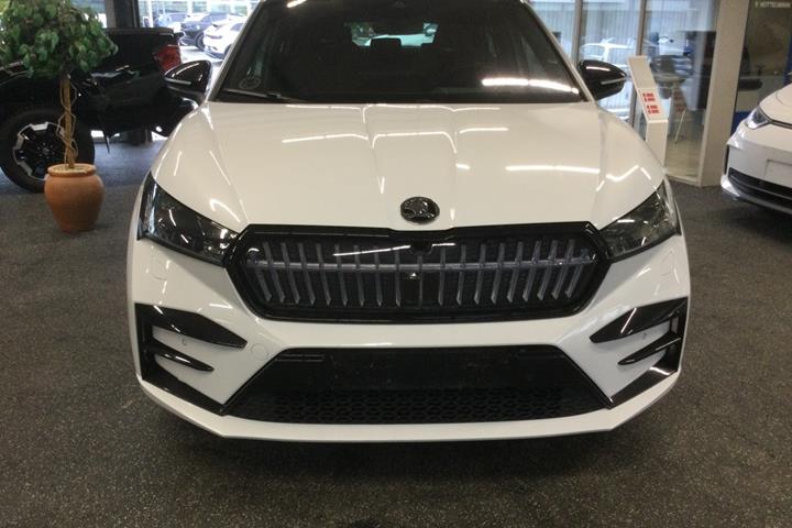 Hvid Skoda Enyaq fra 2023