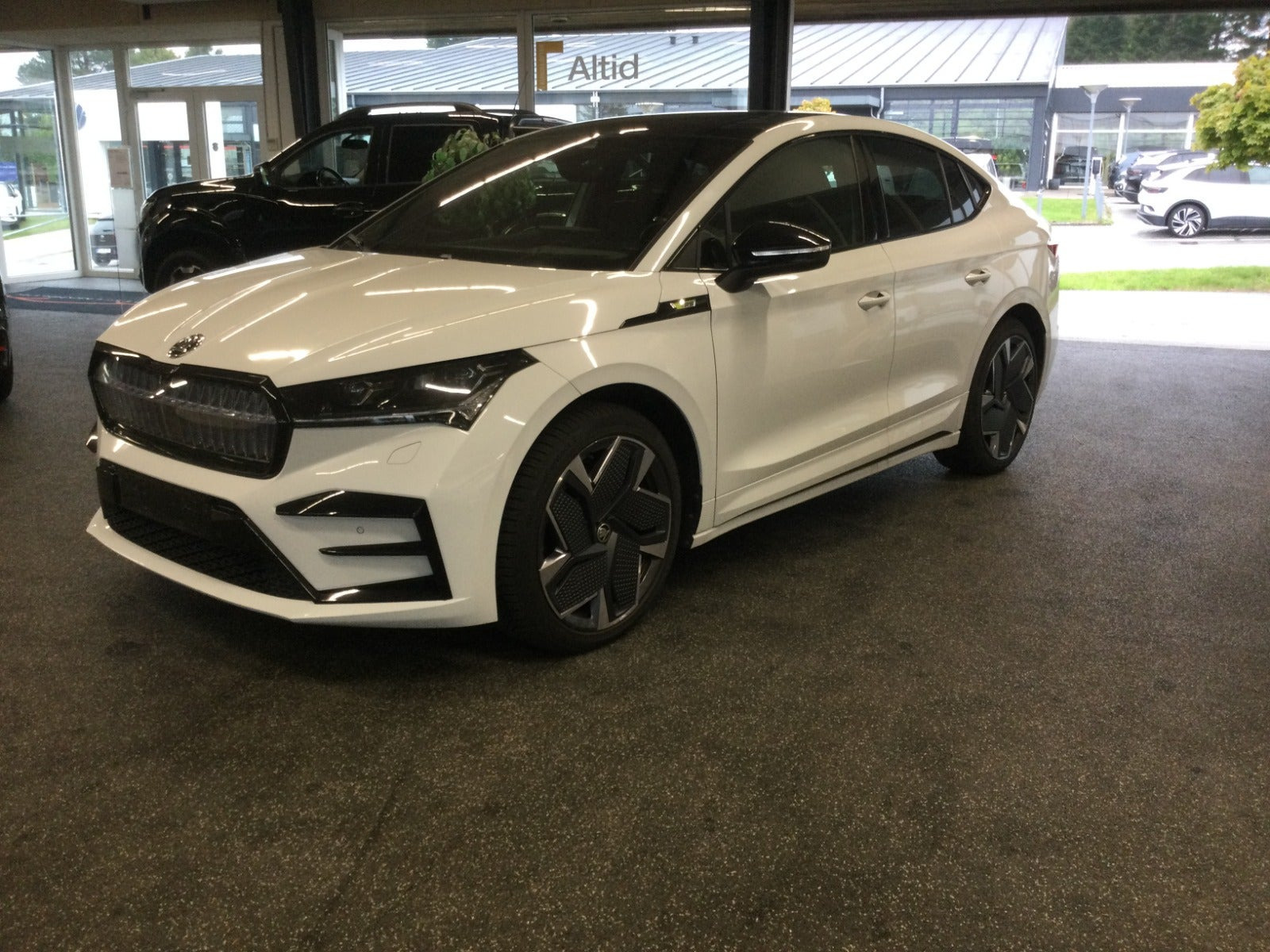 Hvid Skoda Enyaq fra 2023