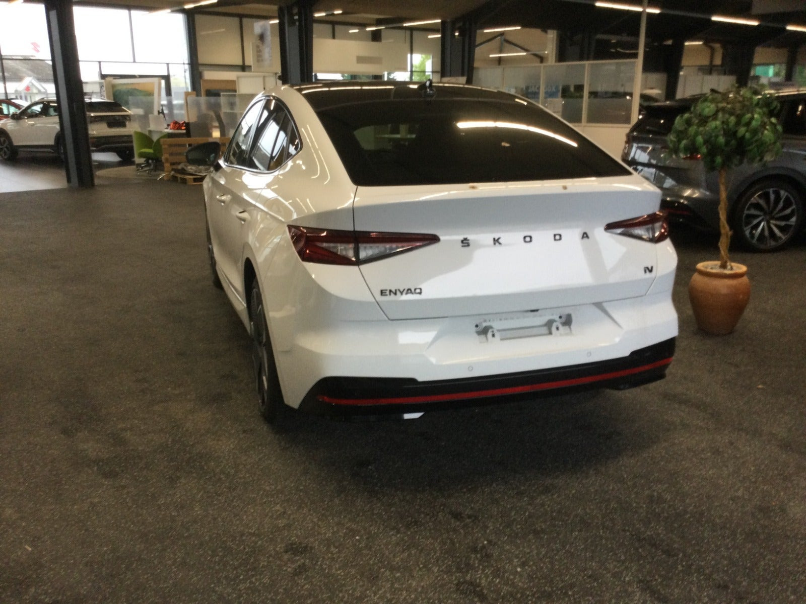 Hvid Skoda Enyaq fra 2023