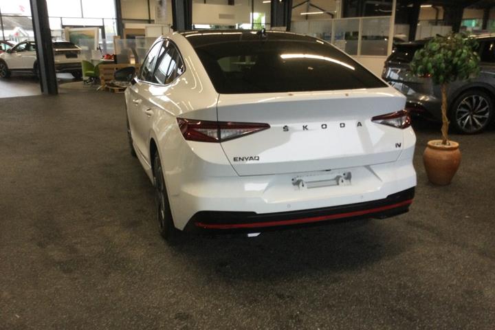 Hvid Skoda Enyaq fra 2023