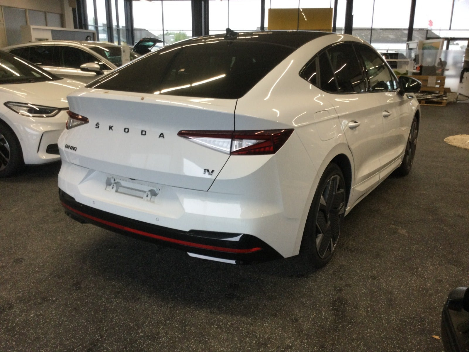 Hvid Skoda Enyaq fra 2023
