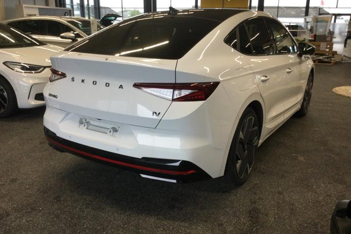Hvid Skoda Enyaq fra 2023