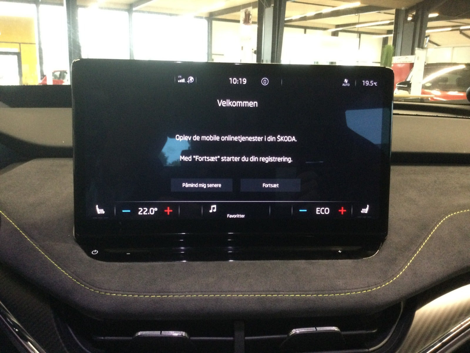 Hvid Skoda Enyaq fra 2023